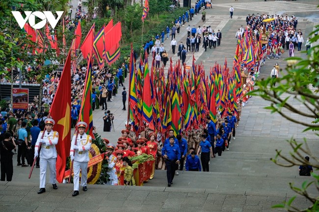 Sáng nay, tỉnh Phú Thọ tổ chức trọng thể Lễ dâng hương tưởng niệm các Vua Hùng, tri ân công đức Tổ tiên đã có công dựng nước