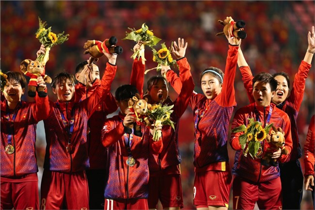 Đội tuyển nữ Việt Nam nhận số tiền thưởng lớn từ LĐBĐ Việt Nam và các doanh nghiệp