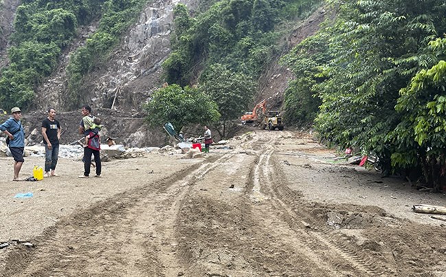 Sau 5 ngày nỗ lực khắc phục, tuyến quốc lộ 32 từ Mù Cang Chải, tỉnh Yên Bái đi huyện Than Uyên, tỉnh Lai Châu sẽ thông tuyến vào 8 giờ sáng nay