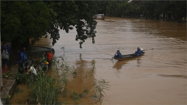 Nước lũ ở Thừa Thiên Huế đang rút chậm, nhiều vùng trũng vẫn bị cô lập