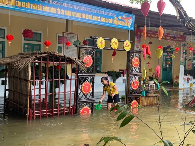 Các tỉnh miền Trung khẩn trương vệ sinh trường học sau mưa lũ, để đón học sinh đi học trở lại