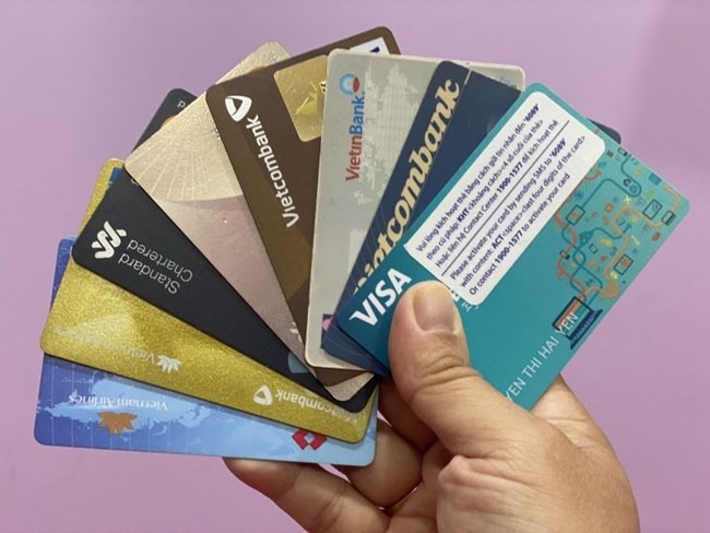 Phí, lãi thẻ ngân hàng: Những điều người tiêu dùng nên biết