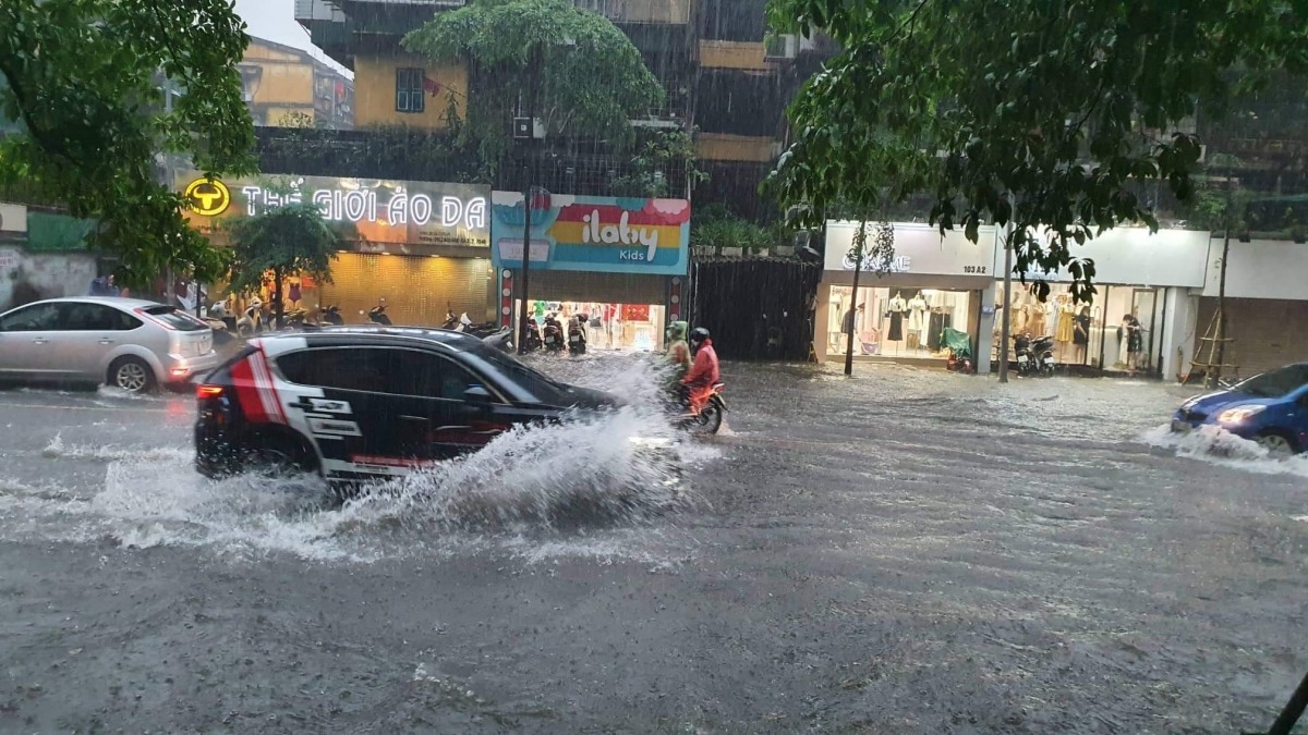 Thành phố Hồ Chí Minh xuất hiện mưa lớn giúp giảm nhiệt sau 4 tháng nắng nóng gay gắt