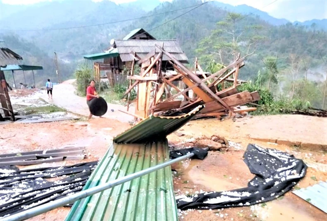 Mưa lớn kèm dông lốc 2 ngày qua đã gây thiệt hại tại nhiều địa phương