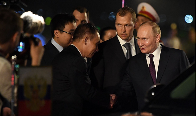 Tổng thống Liên bang Nga Vladimia Putin tới Hà Nội bắt đầu chuyến thăm cấp Nhà nước tới Việt Nam