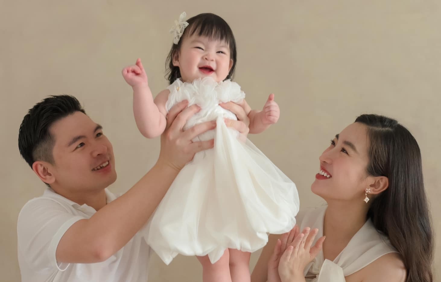 Hoa hậu Đỗ Mỹ Linh lần đầu đăng ảnh nét căng của con gái cưng, chứng minh cháu "giống mẹ như đúc"