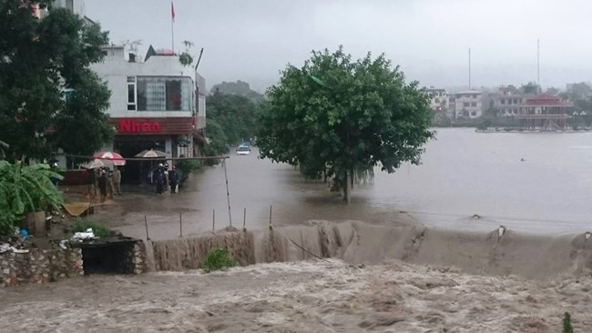 Mưa lũ tiếp tục tàn phá các tỉnh phía Bắc, nhiều địa phương bị cô lập do nước lũ dâng cao