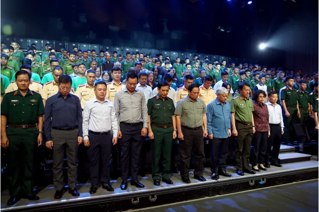 Thủ tướng Phạm Minh Chính dự chương trình truyền hình đặc biệt "Điểm tựa Việt Nam" với thông điệp chính TÌNH NGƯỜI là điểm tựa trong bão lũ