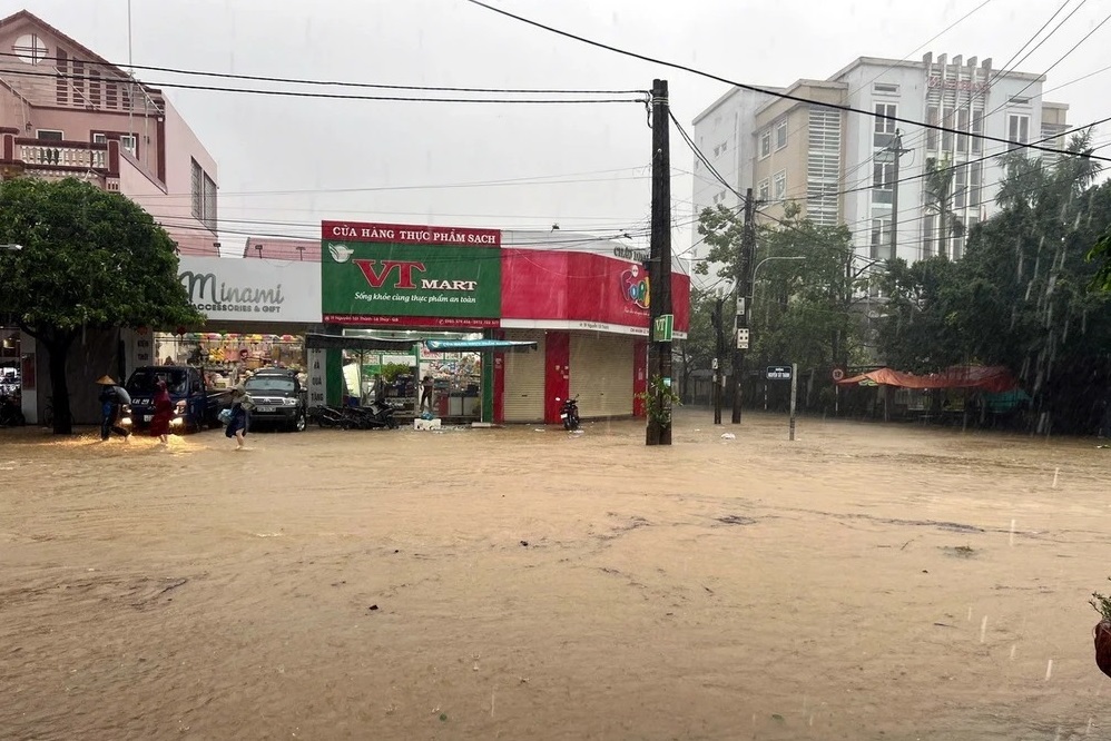 Dù bão số 6 đã tan nhưng hoàn lưu bão vẫn gây mưa lớn cho các tỉnh miền Trung đến hết đêm nay. Nguy cơ ngập lụt và sạt lở đất ở nhiều nơi