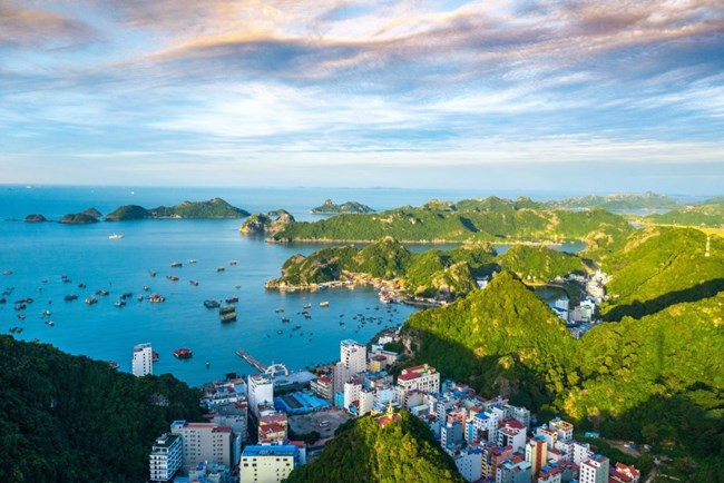 Vịnh Hạ Long và Quần đảo Cát Bà được UNESCO công nhận là Di sản Thiên nhiên Thế giới. Đây cũng là di sản liên tỉnh thành phố đầu tiên của Việt Nam