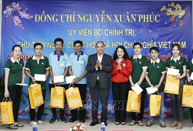 Lãnh đạo Đảng, Nhà nước thăm, tặng quà công nhân lao động tại tất cả 63 tỉnh, thành phố, trong dịp Tết Quý Mão.