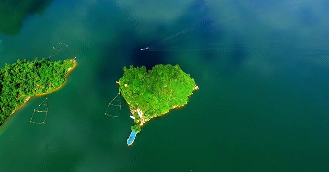 Đảo Trái tim - Điểm du lịch sinh thái hấp dẫn của biển hồ Quỳnh Nhai