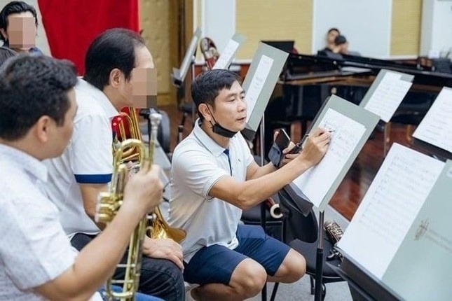 Hồ Hoài Anh xin nghỉ không lương tại Học viện Âm nhạc vì có việc gia đình sau khi từ Tây Ban Nha trở về