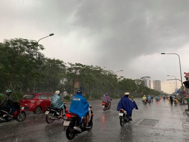 Dự báo thời tiết ngày 27/6: Hà Nội tiếp tục có mưa rào và dông