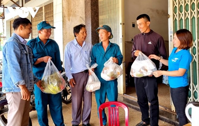 Đắk Lắk: Thắm tình cán bộ, chiến sĩ và nhân dân nơi buôn làng