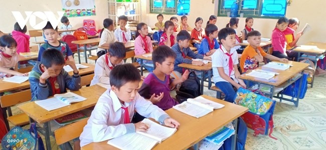 Thầy Trịnh Phước – chiếc cầu nối giúp học sinh khó khăn ở được đến trường 