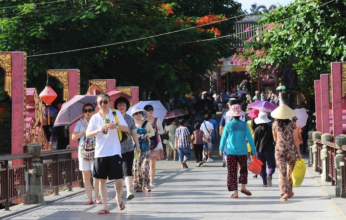 Liệu Việt Nam có cần thay đổi chính sách chống dịch đối với du khách đến từ Trung Quốc sau ngày 8/1/2023