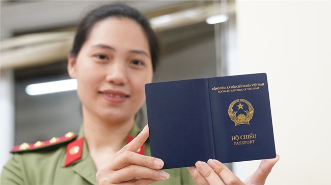 Bộ Công an sẽ cùng các Bộ, ngành nghiên cứu quy định của pháp luật để bổ sung mục nơi sinh trong hộ chiếu mới