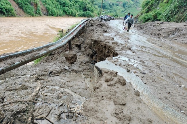 Mưa lớn gây ngập lụt, sạt lở ở Lào Cai và Yên Bái, khiến ít nhất 2 người thiệt mạng