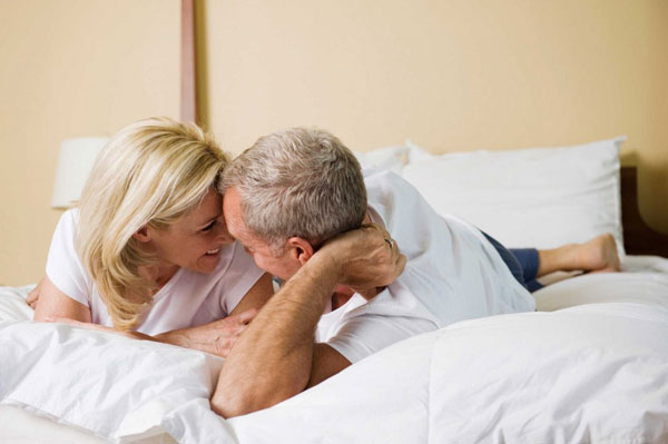 Người cao tuổi đột ngột gia tăng nhu cầu tình dục có đáng lo?