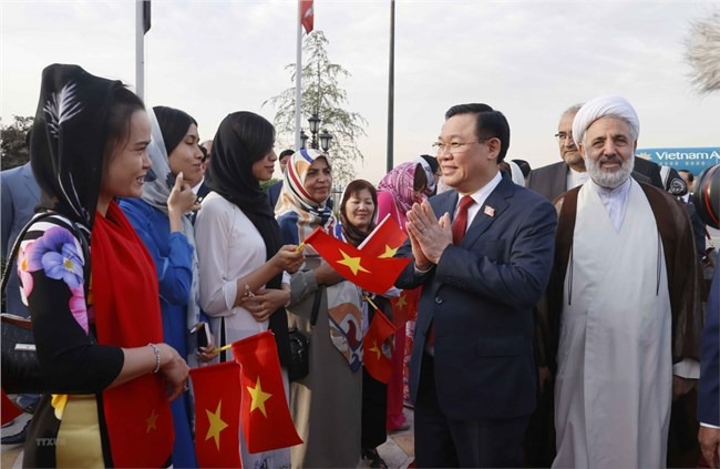 Chủ tịch Quốc hội Vương Đình Huệ hội kiến Tổng thống Ebrahim Raisi, tiếp Chủ tịch Hội hữu nghị Iran-Việt Nam và tới thăm Đại sứ quán Việt Nam tại thủ đô Tê-hê-ran