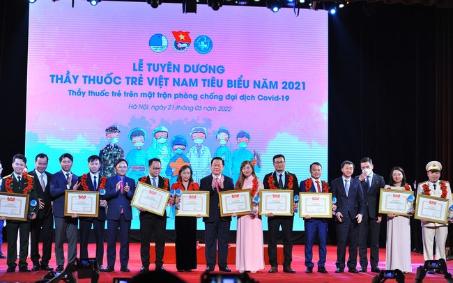 Tuyên dương 10 gương mặt Thầy thuốc trẻ Việt Nam tiêu biểu năm 2021 trên mặt trận phòng chống đại dịch COVID-19